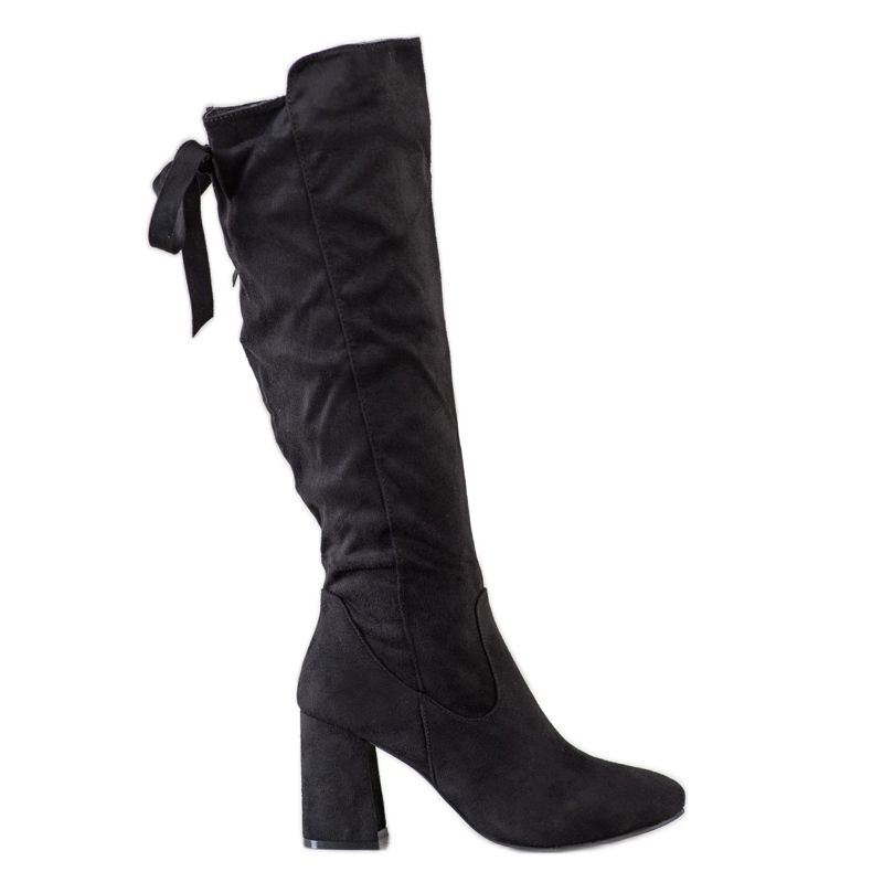 Flyfor Botas con estilo en un pilar negro