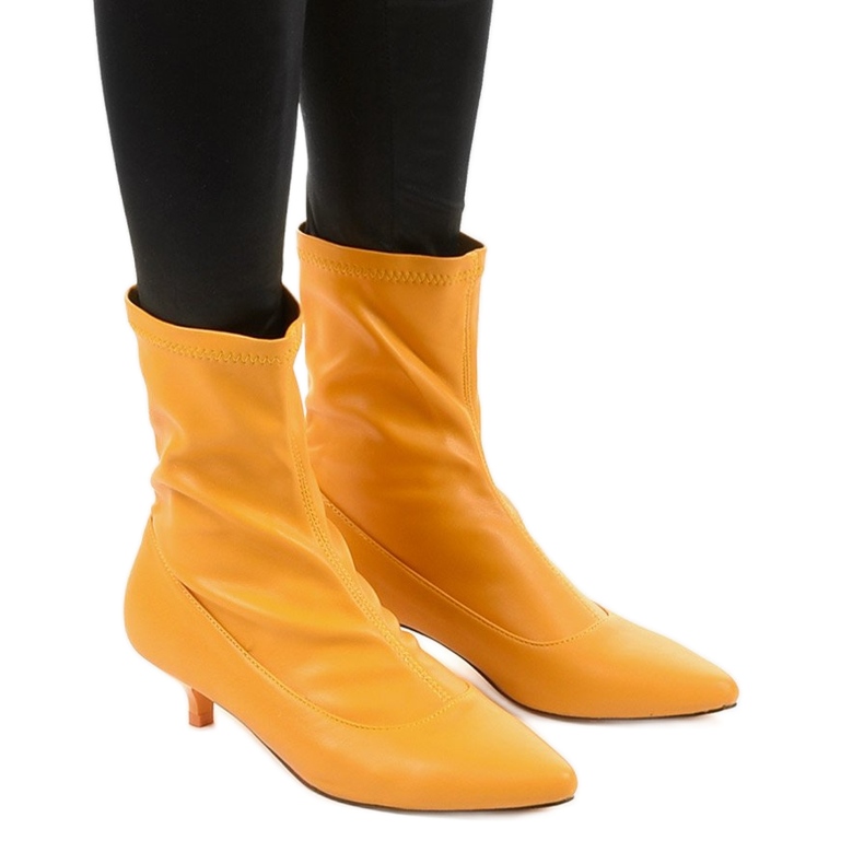 Tacones altos amarillos con un calcetín Ragemour Tacones altos amarillos con un calcetín Ragemour