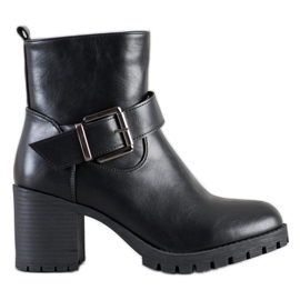 SDS Trabajadores con estilo en un bar negro