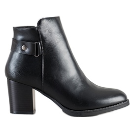 J. Star Botas cómodas en un poste negro