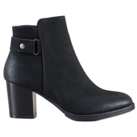 J. Star Botas cómodas en un poste negro