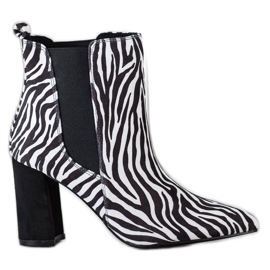 Corina Bota con estampado de cebra blanco negro