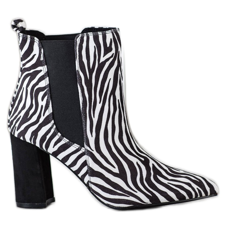 Corina Bota con estampado de cebra blanco negro