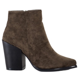 Marquiz Botas en un poste ancho verde