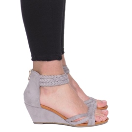 Sandalias grises en una delicada cuña C7113-2