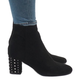 Botines negros aislados con tachuelas 3098 Botines negros aislados con tachuelas 3098