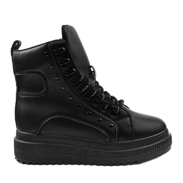 Botas deportivas negras en la plataforma Aethireisis. negro