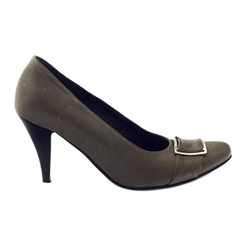 Bombas de cuero gris con una clamp de korda plateada Bombas de cuero gris con una clamp de korda plateada