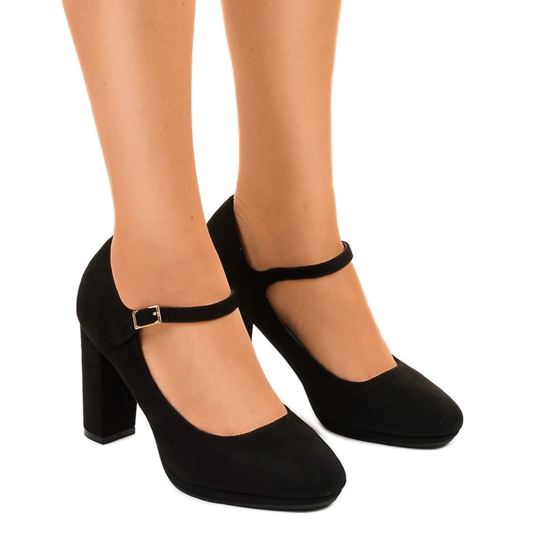 Zapatos de tacón de ante negro en el poste Neridan