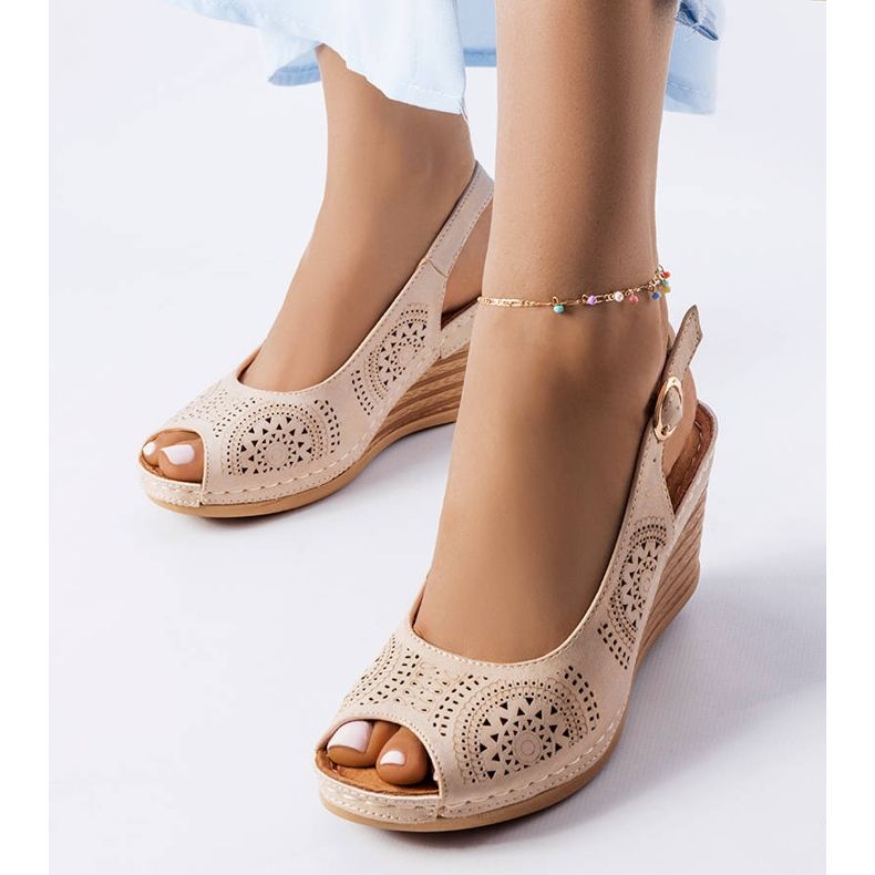 Sandalias cuña caladas beige de Dreams 1 Sandalias cuña caladas beige de Dreams 1