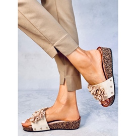 Sandalias cuña con flores de Galia Beige 3