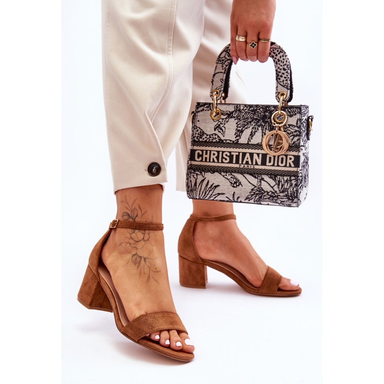 Sandalias clásicas de tacón bajo de luna de miel de ante color camel marrón 2