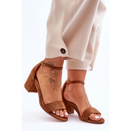 Sandalias clásicas de tacón bajo de luna de miel de ante color camel marrón 5
