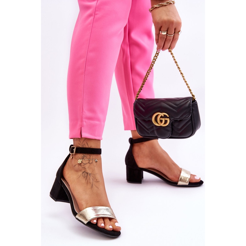 Sandalias de tacón bajo cómodas en negro y dorado de Layna 1