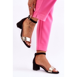 Sandalias de tacón bajo cómodas en negro y dorado de Layna 2