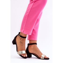 Sandalias de tacón bajo cómodas en negro y dorado de Layna 4