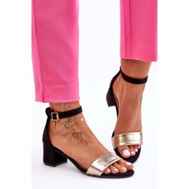 Sandalias de tacón bajo cómodas en negro y dorado de Layna 3
