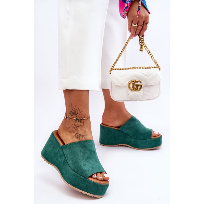 Pantuflas De Mujer En Una Plataforma Masiva Verde Martina 1