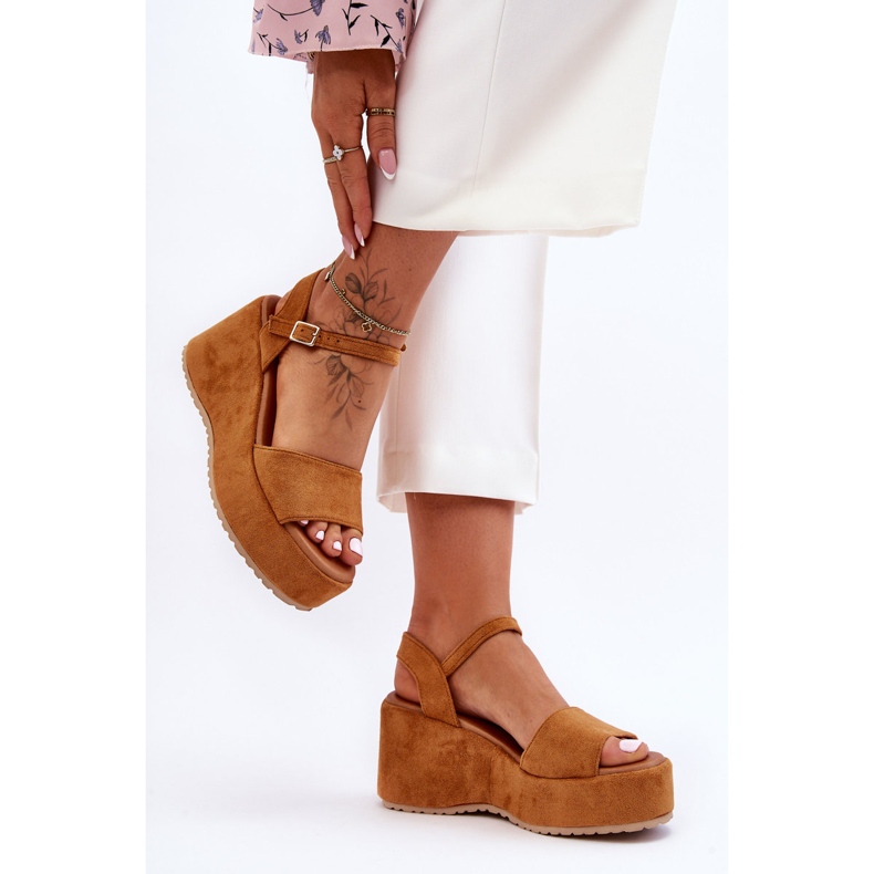 Sandalias De Mujer Con Cuña De Ante Camel Lydia marrón 2 Sandalias De Mujer Con Cuña De Ante Camel Lydia marrón 2