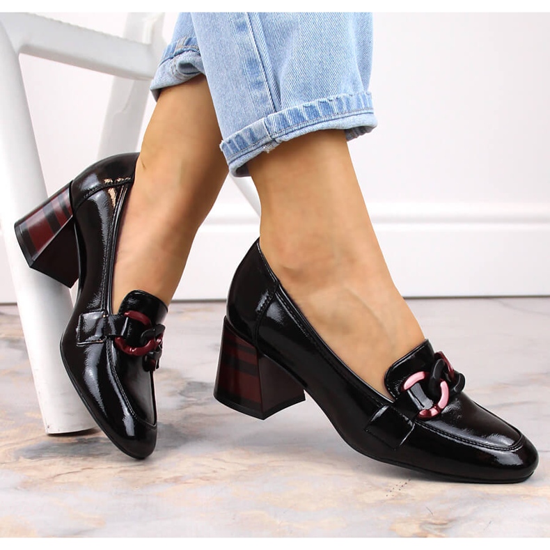 Zapatos de mujer lacados en negro con tacones decorativos Vinceza 10878 1