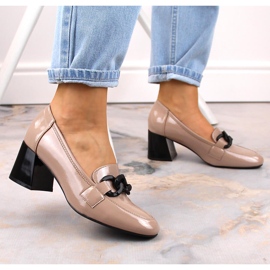 Zapato mujer lacado beige con tacón decorativo Vinceza 10878 2