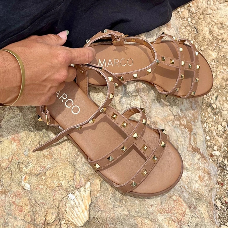 Marco Shoes Sandalias de piel con tachuelas doradas marrón 1