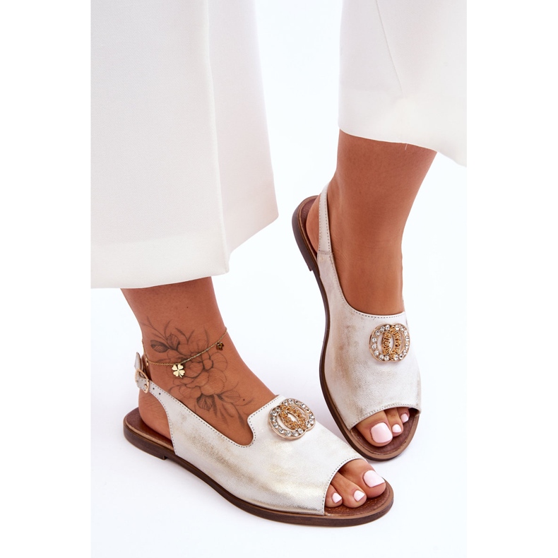 Sandalias Planas Piel Con Adorno Nicole 2744/004 Blanco-Oro 1