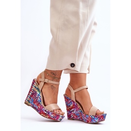 Sandalias de mujer en una colorida cuña Malibu beige 2