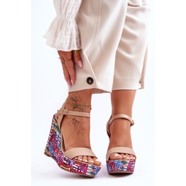 Sandalias de mujer en una colorida cuña Malibu beige 3