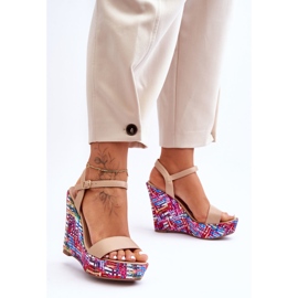 Sandalias de mujer en una colorida cuña Malibu beige 4