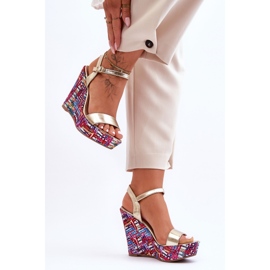 Sandalias De Mujer En Una Cuña De Colores Dorado Malibu 2