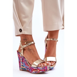 Sandalias De Mujer En Una Cuña De Colores Dorado Malibu 3