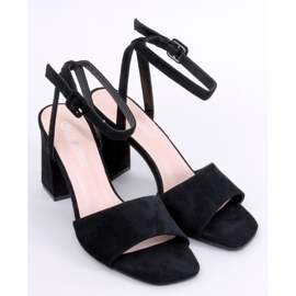Sandalias en el puesto Loya Negro 4