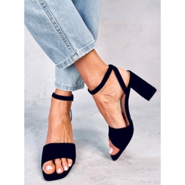 Sandalias en el puesto Loya Negro 5