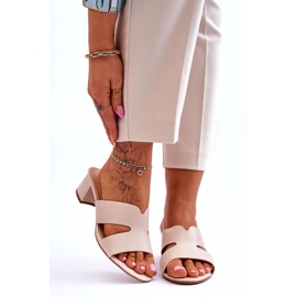 Chanclas clásicas de tacón bajo de cuero beige 1