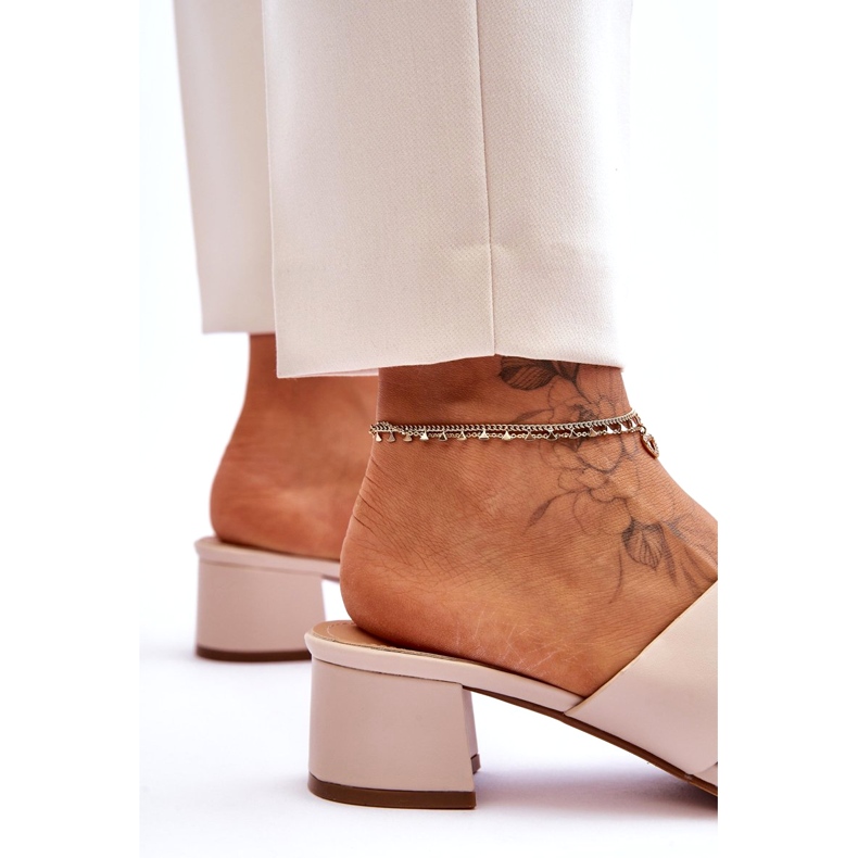 Chanclas clásicas de tacón bajo de cuero beige 4