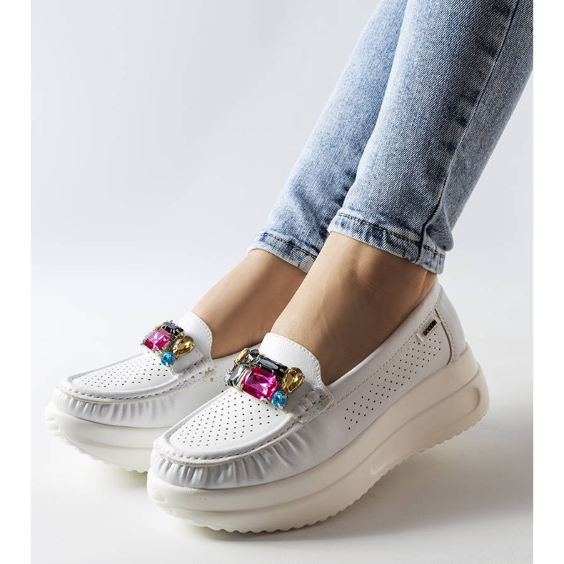 Mocasines blancos con cristales de Gisella 1 Mocasines blancos con cristales de Gisella 1