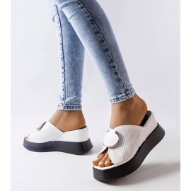 Sandalias de cuña con adornos blancas de Degna blanco 2 Sandalias de cuña con adornos blancas de Degna blanco 2