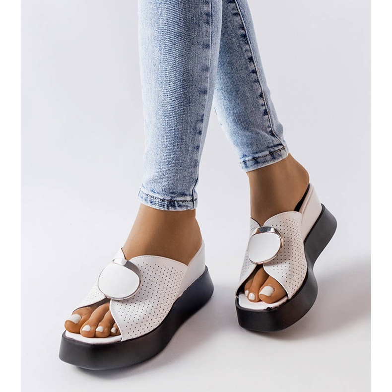 Sandalias de cuña con adornos blancas de Degna blanco 1 Sandalias de cuña con adornos blancas de Degna blanco 1