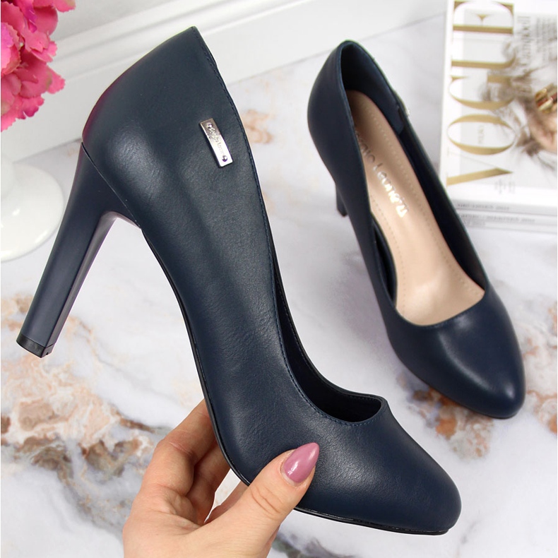 Zapatos de salón mate azul marino en el poste de Sergio Leone 2