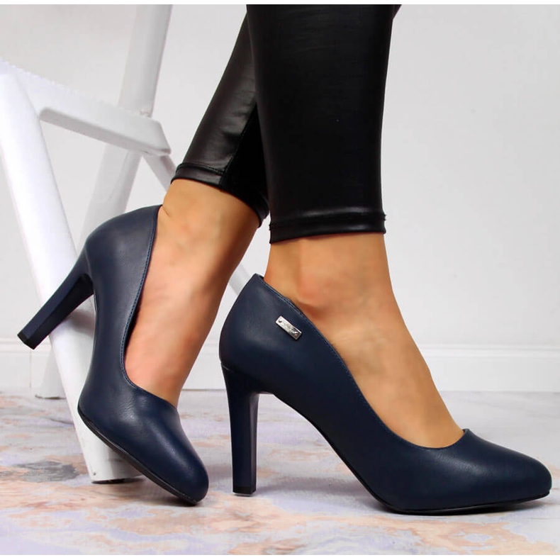 Zapatos de salón mate azul marino en el poste de Sergio Leone 1