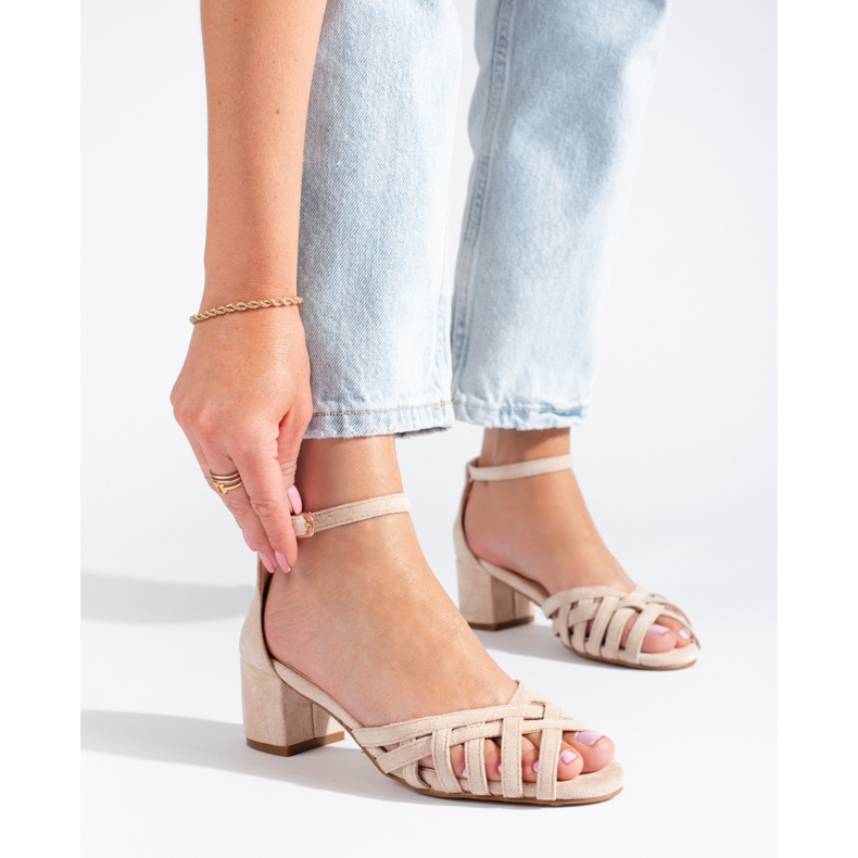 Sandalias beis de tacón bajo de ante de Shelovet beige 1