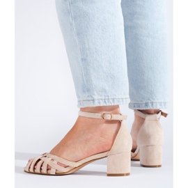Sandalias beis de tacón bajo de ante de Shelovet beige 3