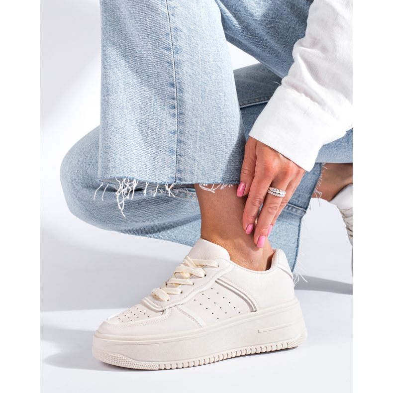 Zapatillas crema en una plataforma alta de Shelovet beige 1