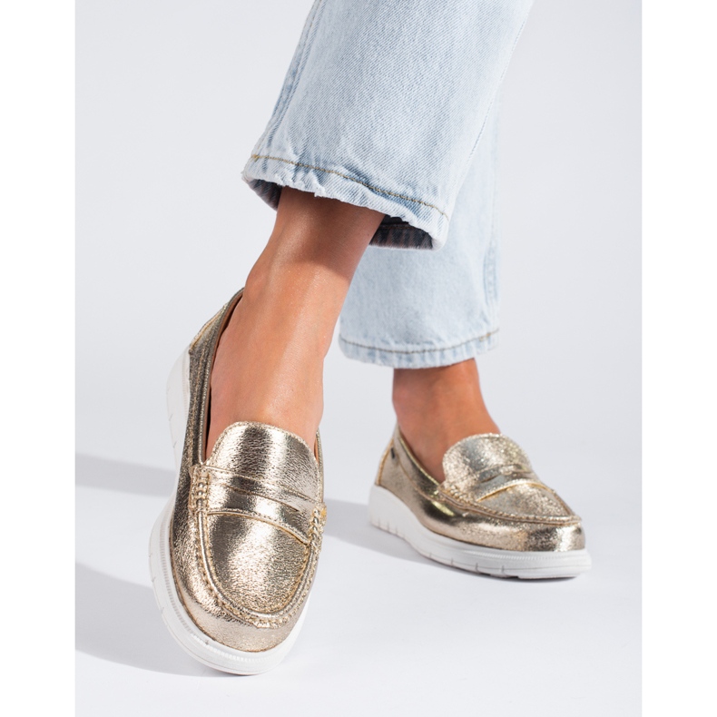 Mocasines dorados sobre una gruesa plataforma Shelovet 1