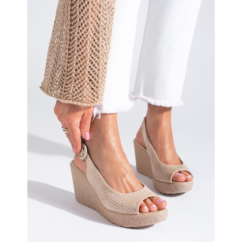 Sandalias cuña ante calado Shelovet beige 1
