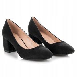 Fama Zapatos de tacón de ante en un pilar negro 1