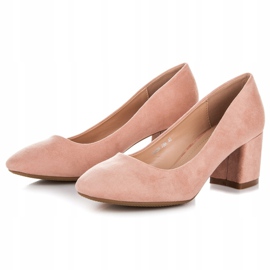Fama Zapatos de tacón de ante en un pilar rosado 3