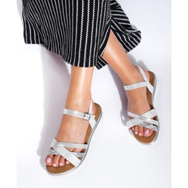 Cómodas sandalias Shelovet blancas y plateadas con cuña baja blanco 1