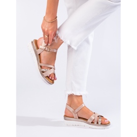 Cómodas sandalias con cuña baja Shelovet beige y dorado 1